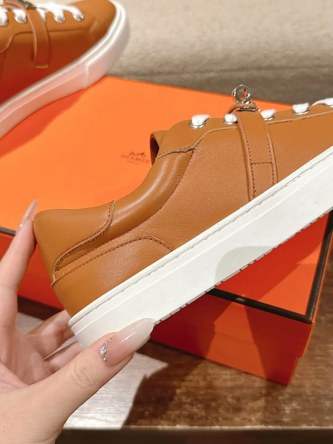👟👟Ex-factory price 600👟👟Hermes top version couple model Epsom calfskin and calfskin loafer style lace-up sneakers, with functional rose gold-plated Kelly shoe buckles. Create a stylish urban look. Fabric: Specific cowhide/canvas material Lining: Sheepskin lining Outsole: Original molded TPU outsole Size: 35-45